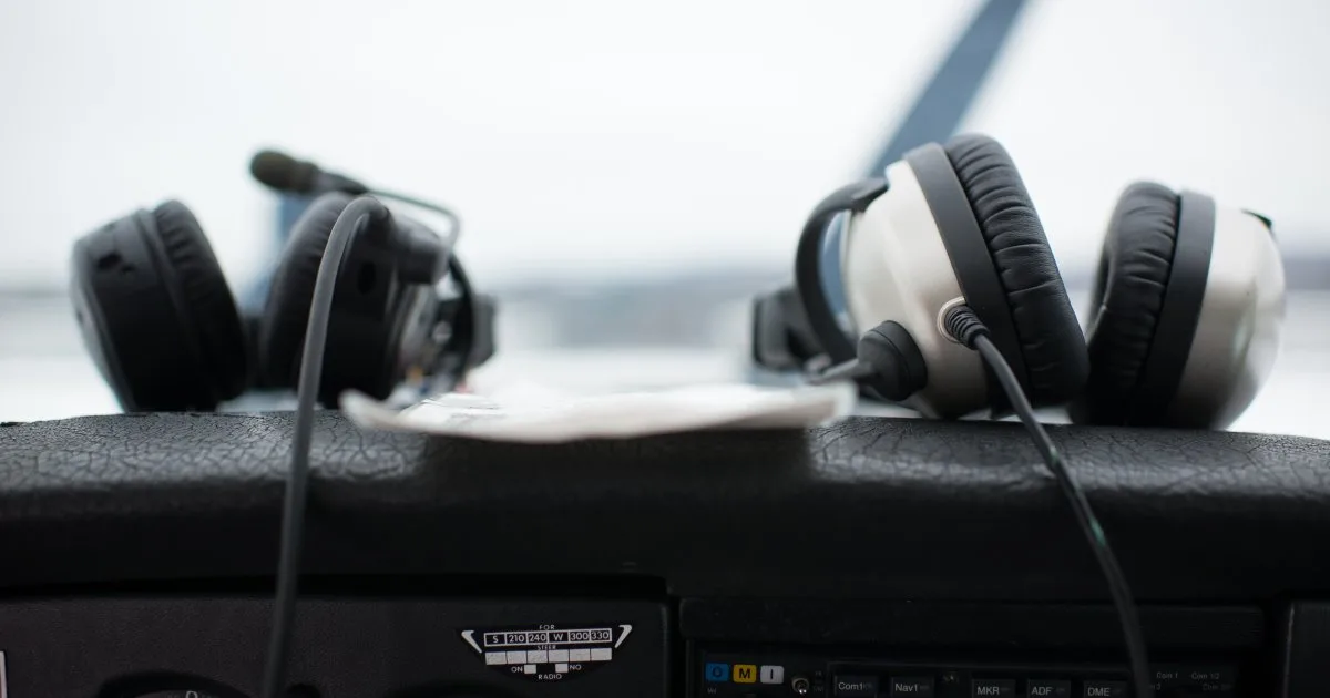 Radio Communication — Phraseology, Frequencies, and Standard Calls - Aircraft Wissen für Einsteiger